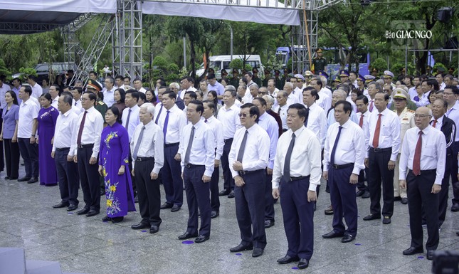 Chủ tịch nước Võ Văn Thưởng dự lễ giỗ các anh hùng liệt sĩ và đồng bào yêu nước hy sinh tại Côn Đảo ảnh 1
