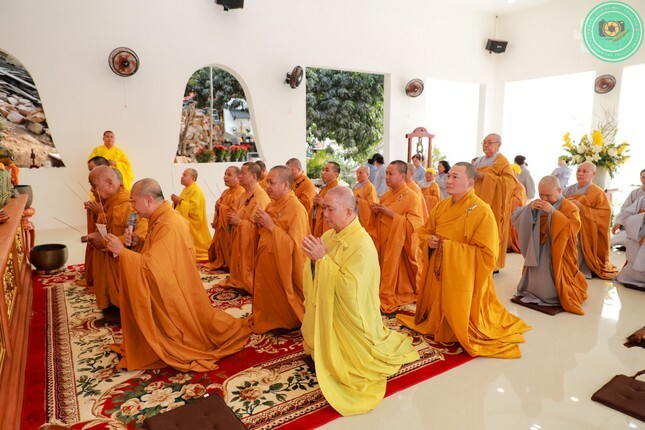 Chư tôn giáo phẩm Phật giáo TP.Vũng Tàu niêm hương bạch Phật
