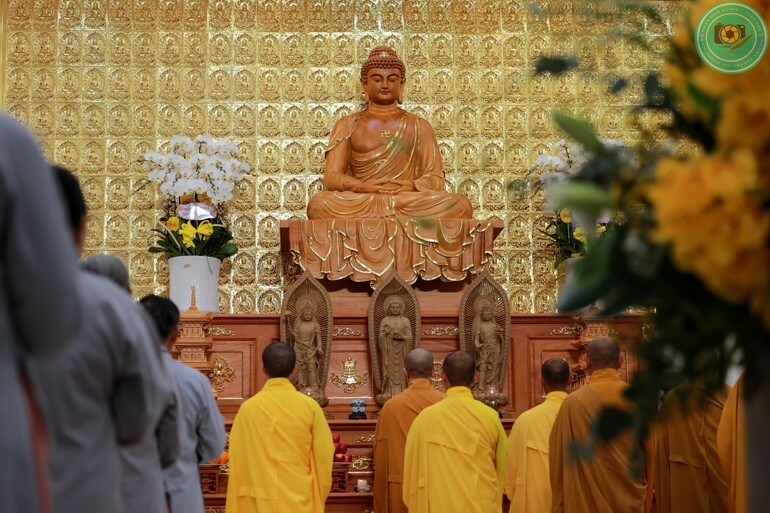 Tôn tượng Đức Phật Bổn sư Thích Ca Mâu Ni được an trí tại chánh điện tu viện Vạn Liên